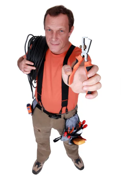 Eletricista com decapadores de fios especializados — Fotografia de Stock