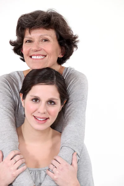 Grootmoeder en kleindochter knuffelen — Stockfoto