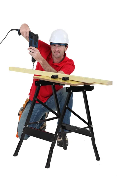 Muž provrtání prkno dřeva — Stock fotografie