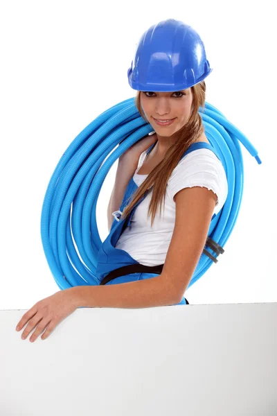 Giovane bruna con casco e tubo blu roll — Foto Stock