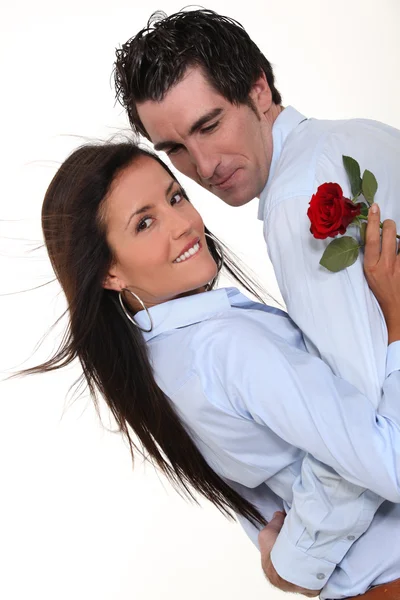 Casal em um abraço amoroso — Fotografia de Stock