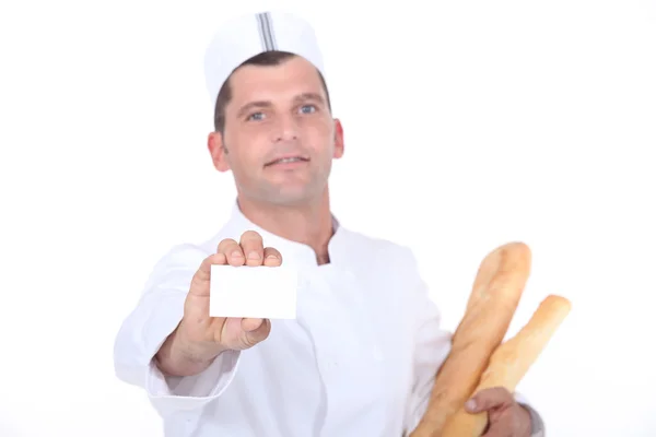Працівник хлібопекарні тримає порожню візитку — стокове фото