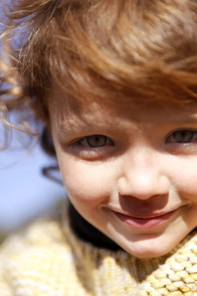 Närbild av bedårande liten flicka — Stockfoto