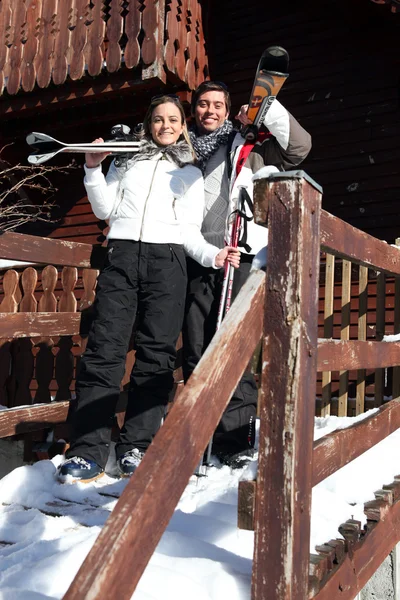 Koppel op een skivakantie samen — Stockfoto
