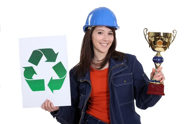Woman holding trophy and recycle logo — Stock Photo, Image