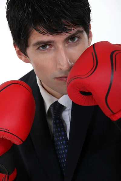 Przystojny biznesmen w rękawiczkach bokserskich — Zdjęcie stockowe