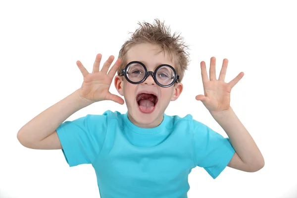 Dziecko w okularach zwariowanych i Dokonywanie głupią minę — Zdjęcie stockowe