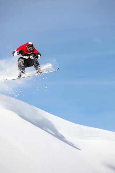 Чоловік, який стрибає на сноуборді — стокове фото