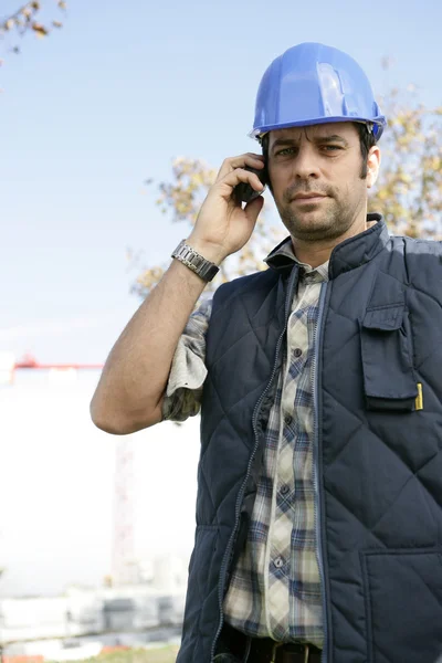 Handwerker telefoniert mit seinem Handy — Stockfoto