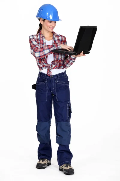 A female construction worker with a laptop. — Stock Photo, Image