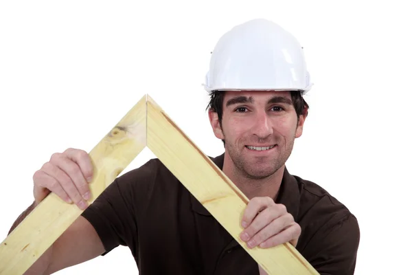 Muž stavební dřevěný krov — Stock fotografie