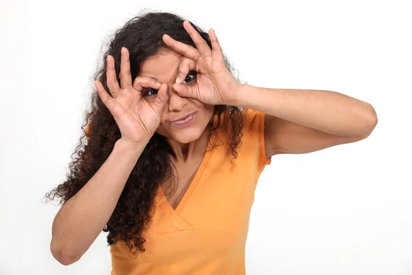 Kobieta co okulary z jej rąk — Zdjęcie stockowe