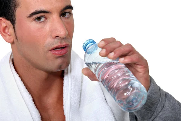 Az ember iszik víz palack — Stock Fotó