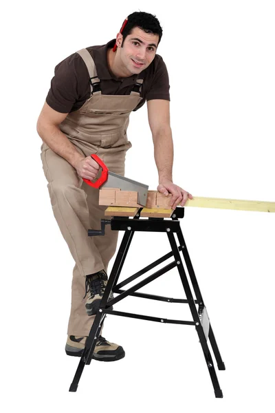 Hombre usando mitra para cortar madera — Foto de Stock