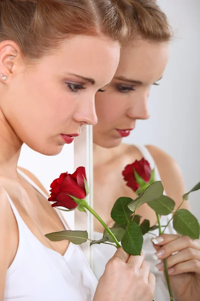 Mulher bonita segurando uma rosa — Fotografia de Stock
