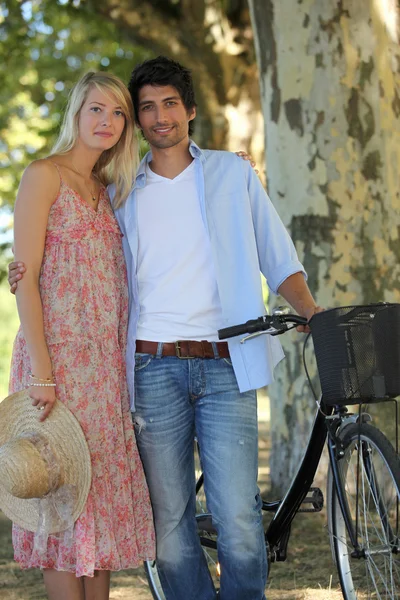 Casal de bicicleta em um dia de verão — Fotografia de Stock