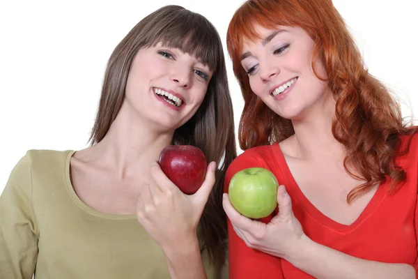 Mulheres com maçãs na mão — Fotografia de Stock