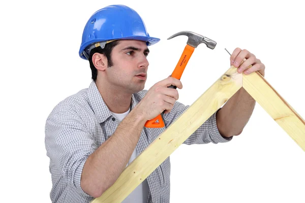 Lavoratore di legno che lavora con un martello — Foto Stock