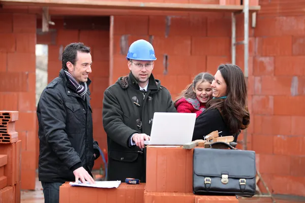 Eltern und Tochter besuchen Baustelle des neuen Hauses — Stockfoto