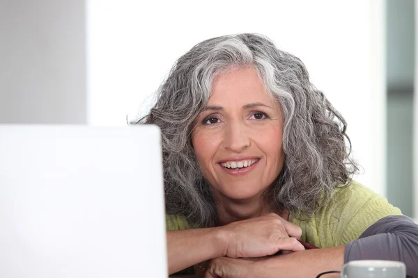 Femme aux cheveux gris surfant sur Internet — Photo