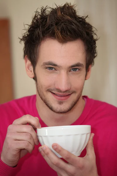 Молодой человек пьет свой утренний кофе — стоковое фото