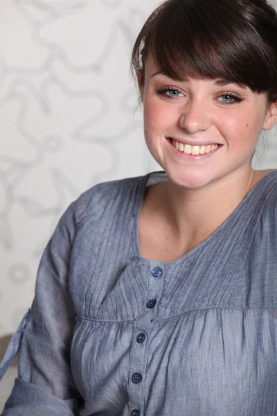 Portret van smiley jonge brunette — Stockfoto