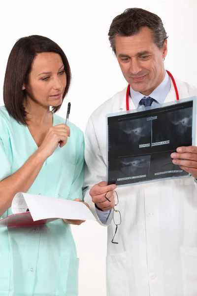 Doctor asking nurse for second opinion — Stock Photo, Image