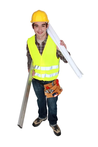 Молодой строитель с планами — стоковое фото