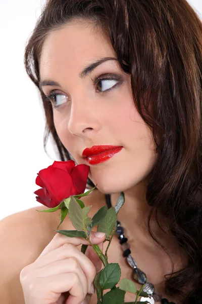 一朵红玫瑰的美丽黑发女人 — 图库照片