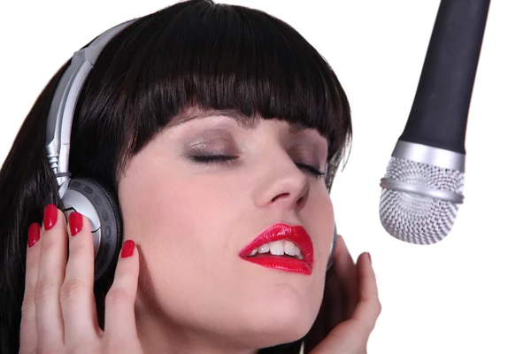 Kobieta piosenkarka w studio nagrań — Zdjęcie stockowe