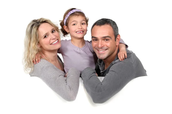 Anne-babalar ve onların küçük kız kanepede — Stok fotoğraf