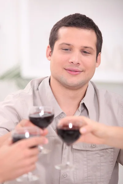 Mann stößt mit Wein an — Stockfoto