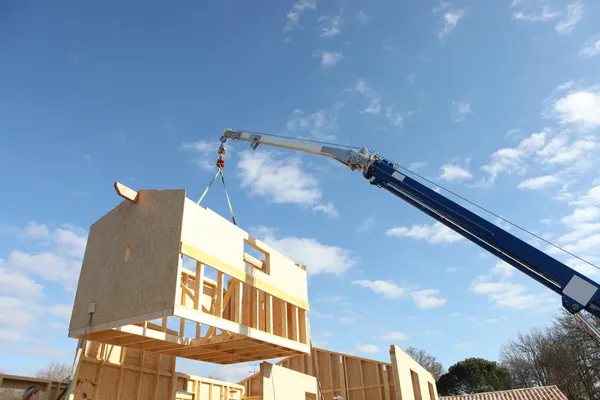 Kran lyft ramen för ett hus — Stockfoto