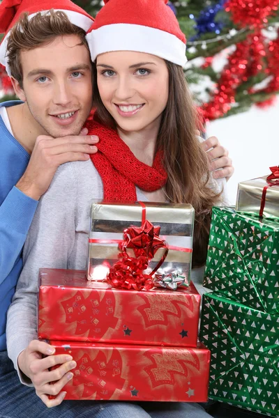 Jovem casal celebrando o Natal — Fotografia de Stock