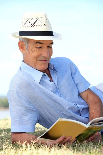 Senior man reading — Stok fotoğraf