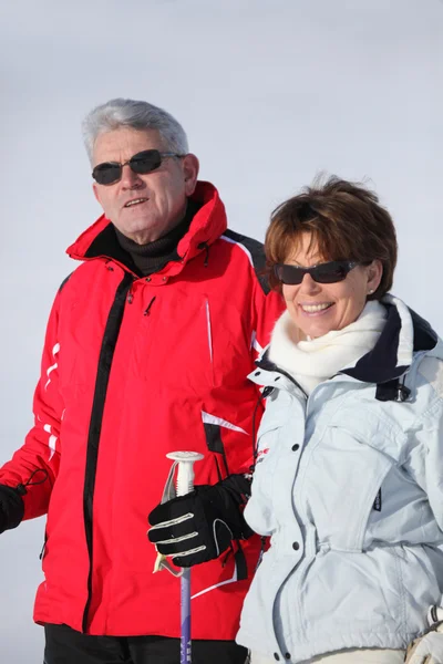 Paar macht gemeinsam Skiurlaub — Stockfoto