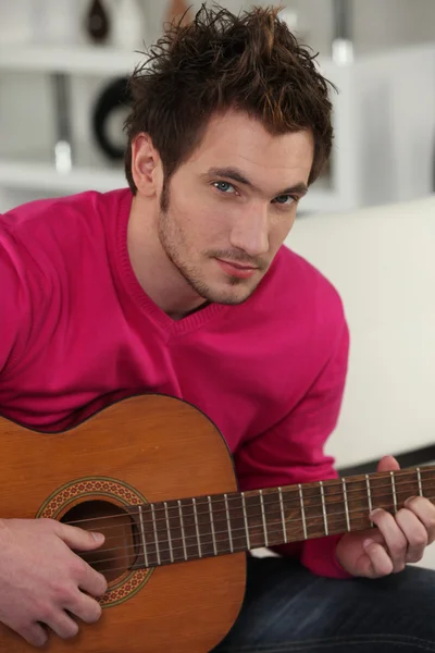 Az akusztikus gitáron játszik az ember — Stock Fotó