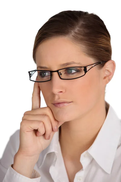 Egy nő visel szemüveget portréja — Stock Fotó
