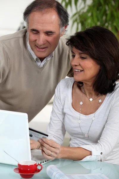 Średnim wieku para robi zakupy on-line — Zdjęcie stockowe