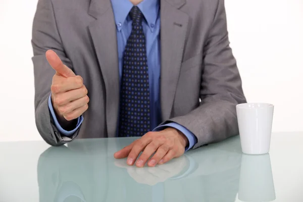 Uma foto cortada de um empresário dando o polegar para cima . — Fotografia de Stock