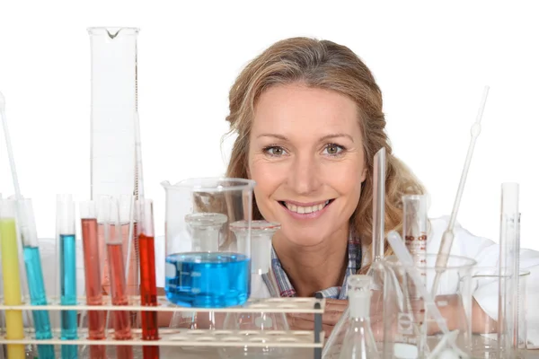 Mujer con una variedad de equipos de laboratorio —  Fotos de Stock