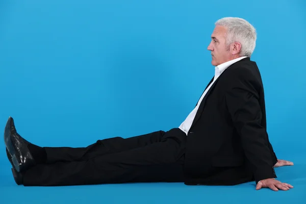 Profil biznesmen starszy usiadł na podłodze — Zdjęcie stockowe