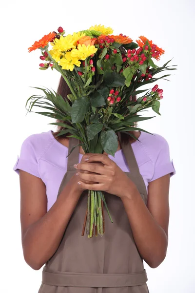Sich hinter Blumen versteckt — Stockfoto