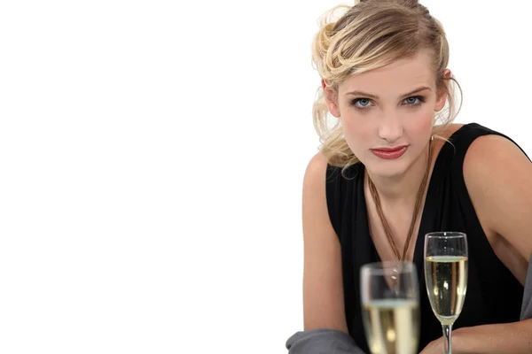 Jovem loira bebendo champanhe — Fotografia de Stock