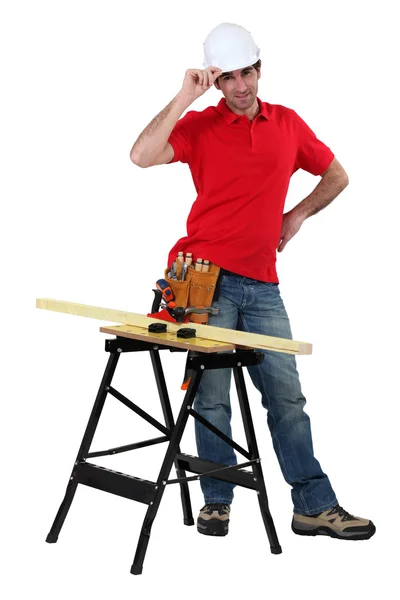 Tischler stand mit Holzplanke auf Werkbank — Stockfoto