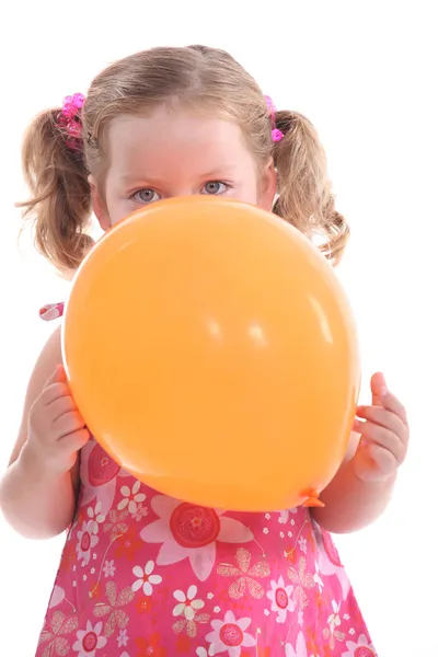 Νεαρό κορίτσι με ένα μπαλόνι — Φωτογραφία Αρχείου
