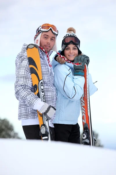 Couple debout avec leurs skis — Photo