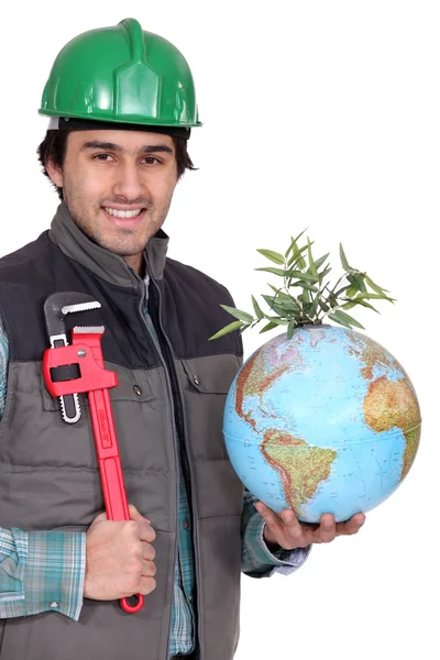 Mann mit Globus und Schraubenschlüssel — Stockfoto