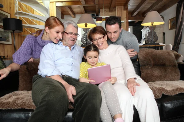家庭聚会在家里用的笔记本电脑 — 图库照片