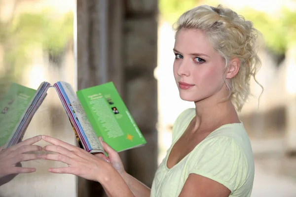 Blond kvinna läser restaurangmeny — Stockfoto